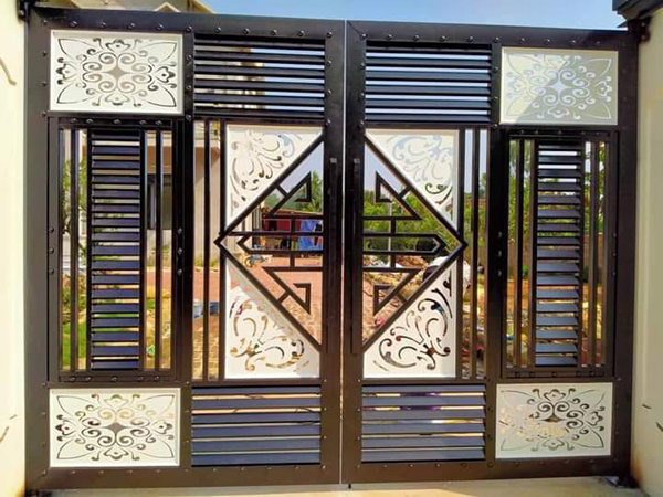 mẫu cổng sắt 2 cánh đẹp 2024 màu đen