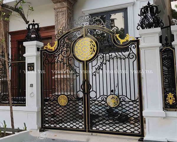 mẫu cổng sắt đẹp 2 cánh 2024 phong cách cổ điển