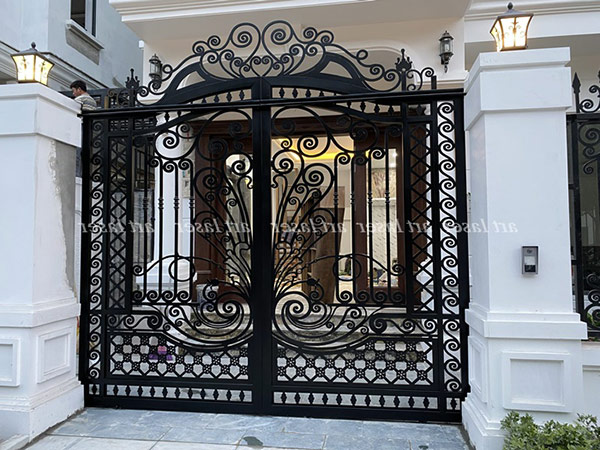 mẫu cửa cổng sắt 2 cánh cho nhà biệt thự