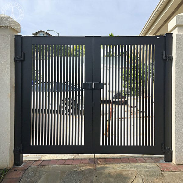 mẫu cửa cổng sắt 2 cánh đẹp 2024