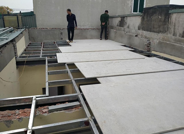 so sánh sàn nhựa chịu lực và sàn bê tông